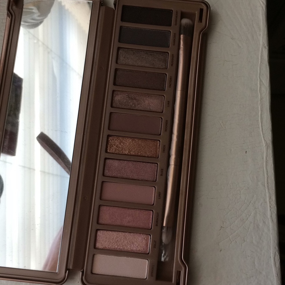 ❌ SOLD ❌ Urban Decay Naked3 Eyeshadow Pallete - Picture 3 of 8